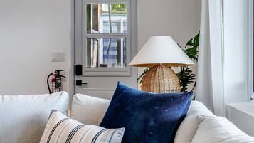 Älytelevisio, takka, kirjoja