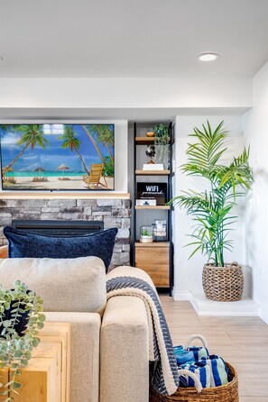 Smart TV, fireplace - Lakefront w/ Hot Tub + Private Beach | Near Point Pelee (Leamington)