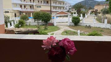 Triple Studio | Tabla de planchar con plancha, wifi gratis y ropa de cama