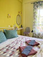 Tabla de planchar con plancha, wifi gratis y ropa de cama 