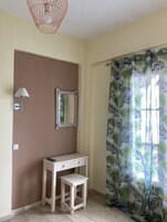 Tabla de planchar con plancha, wifi gratis y ropa de cama