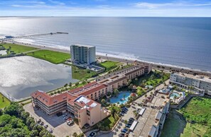 Exterior - Adorable condo overlooking the heated pool! (Galveston)