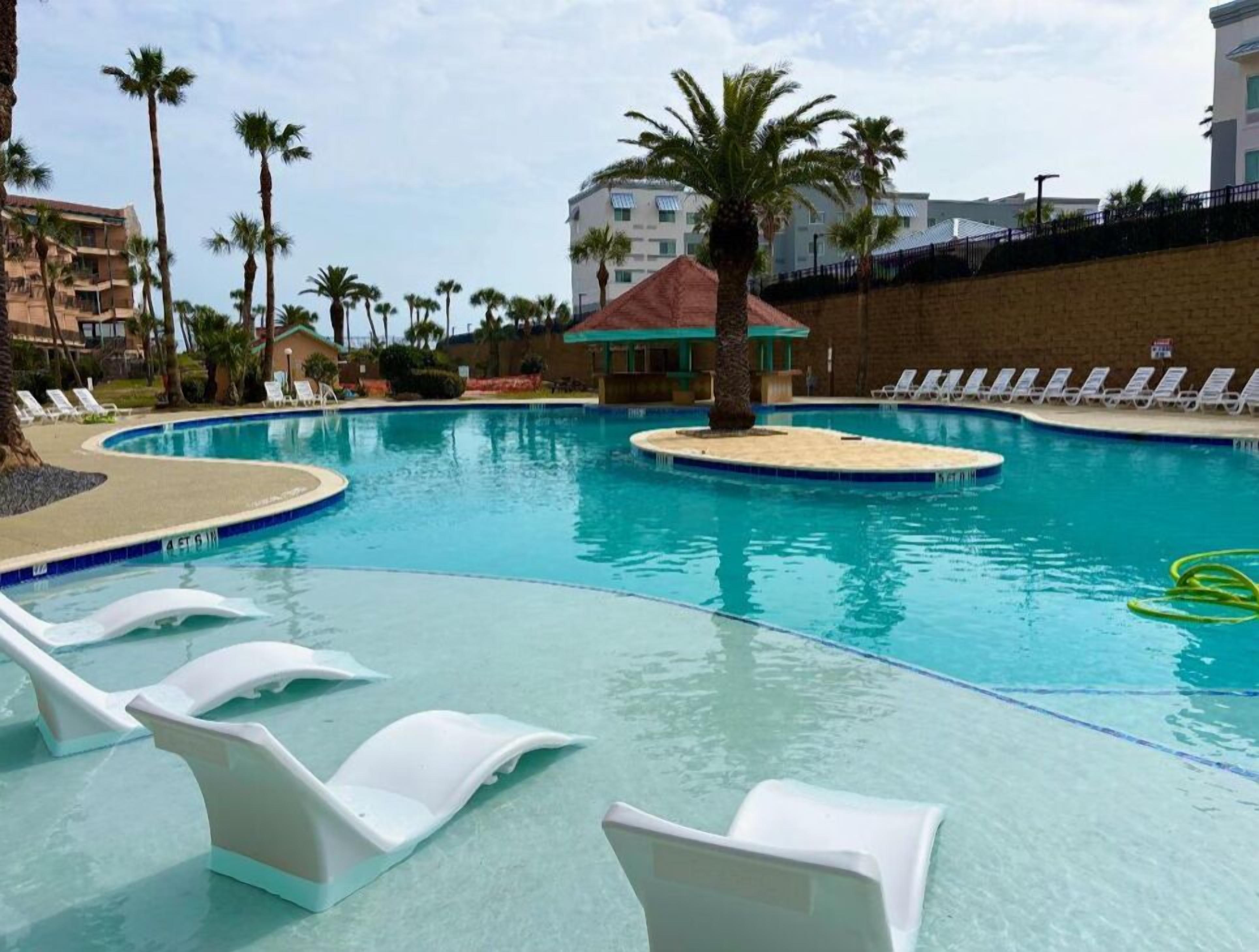 Utomhuspool och uppvärmd pool