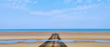 Nær stranden og hvit sand