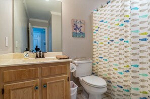 Combined shower/bathtub, towels