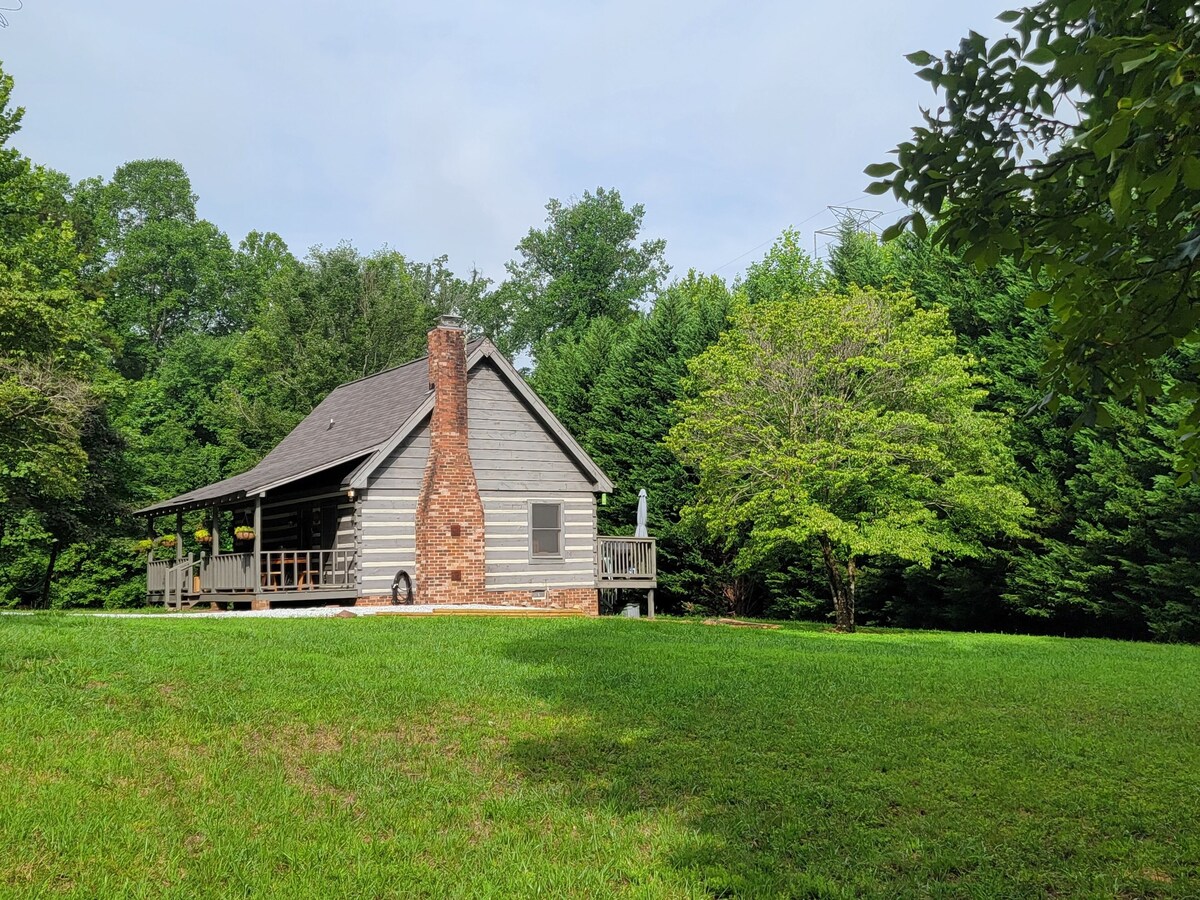 Remote, Modern, Cozy Cabin on 12 acres; Only 2.5 Miles from Traveler's Rest!