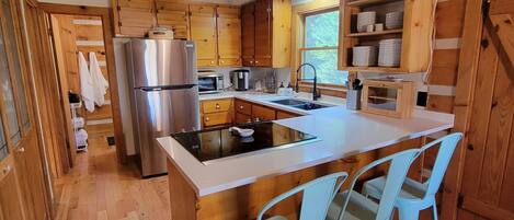 ثلاجة، ميكروويف، فرن، موقد طهي مسطح