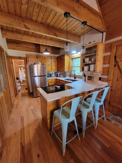 Remote, Modern, Cozy Cabin on 12 acres; Only 2.5 Miles from Traveler's Rest!