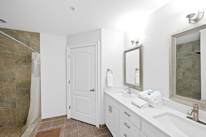 Ensemble douche/baignoire, serviettes fournies