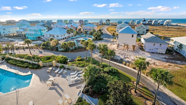 Un complexe hôtelier doté d’une piscine, de villas en bord de mer et offrant une vue dégagée sur l’océan.