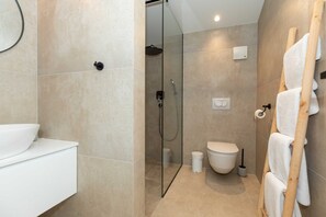 別墅 (Six Bedroom Villa with Pool) | 浴室 | 淋浴設備、毛巾