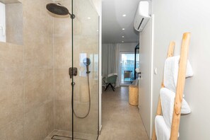 Villa (Six Bedroom Villa with Pool) | Badrum | Dusch och handdukar