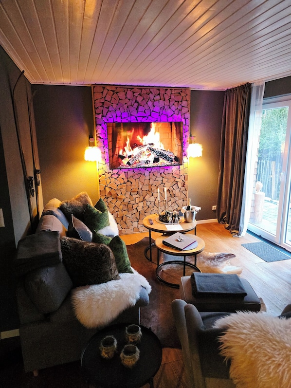 Smart TV, chimenea y libros 