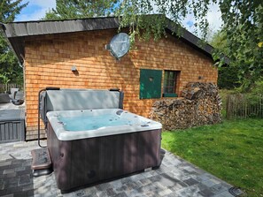 Tina de hidromasaje al aire libre