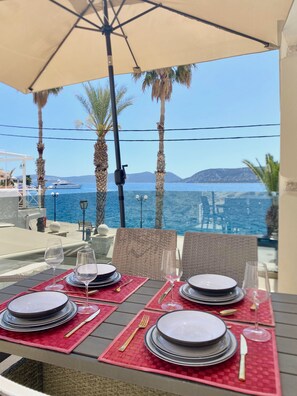 A table set for dining with a view of the sea and mountains. - Villasonboard Rock Villa 3bed Jacuzzi Seaside (Ermionida)