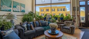 The Downtown Lovely - Historic yet modern space downtown