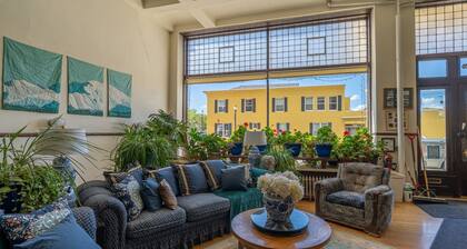 The Downtown Lovely - Historic yet modern space downtown