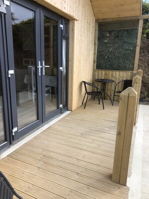 Outdoor dining - FOYLE VIEW CABIN (GREENCASTLE)