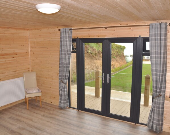 Interior - FOYLE VIEW CABIN (GREENCASTLE)