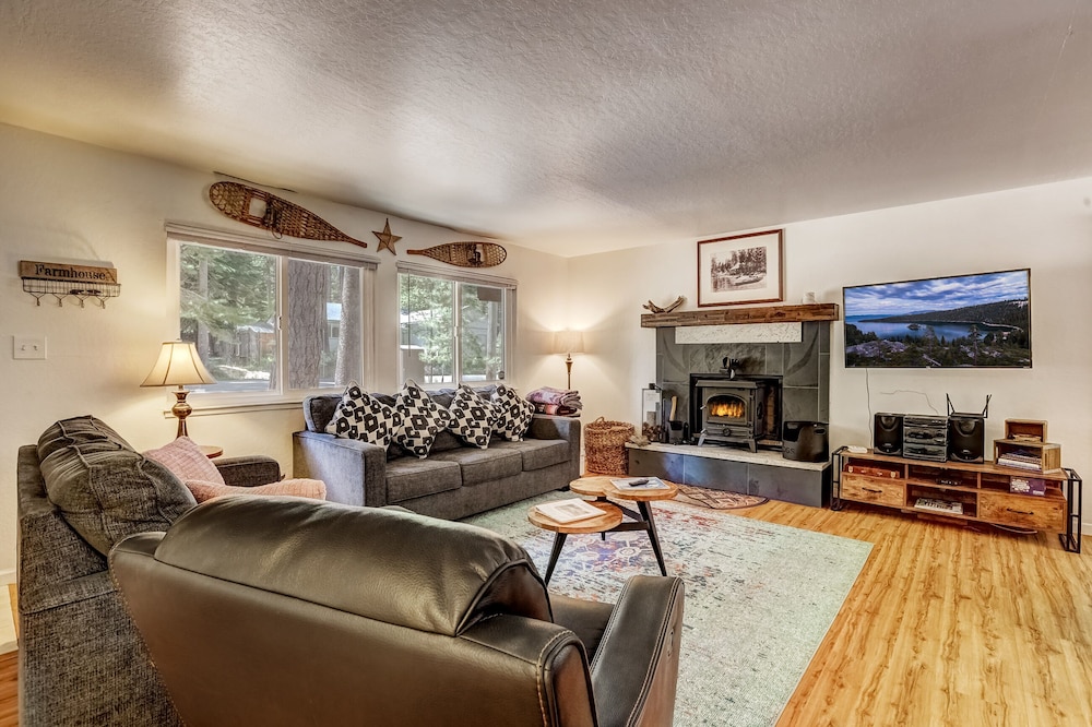 Coziness Cabin - Remodelled Tahoe Cabin in the Woods!