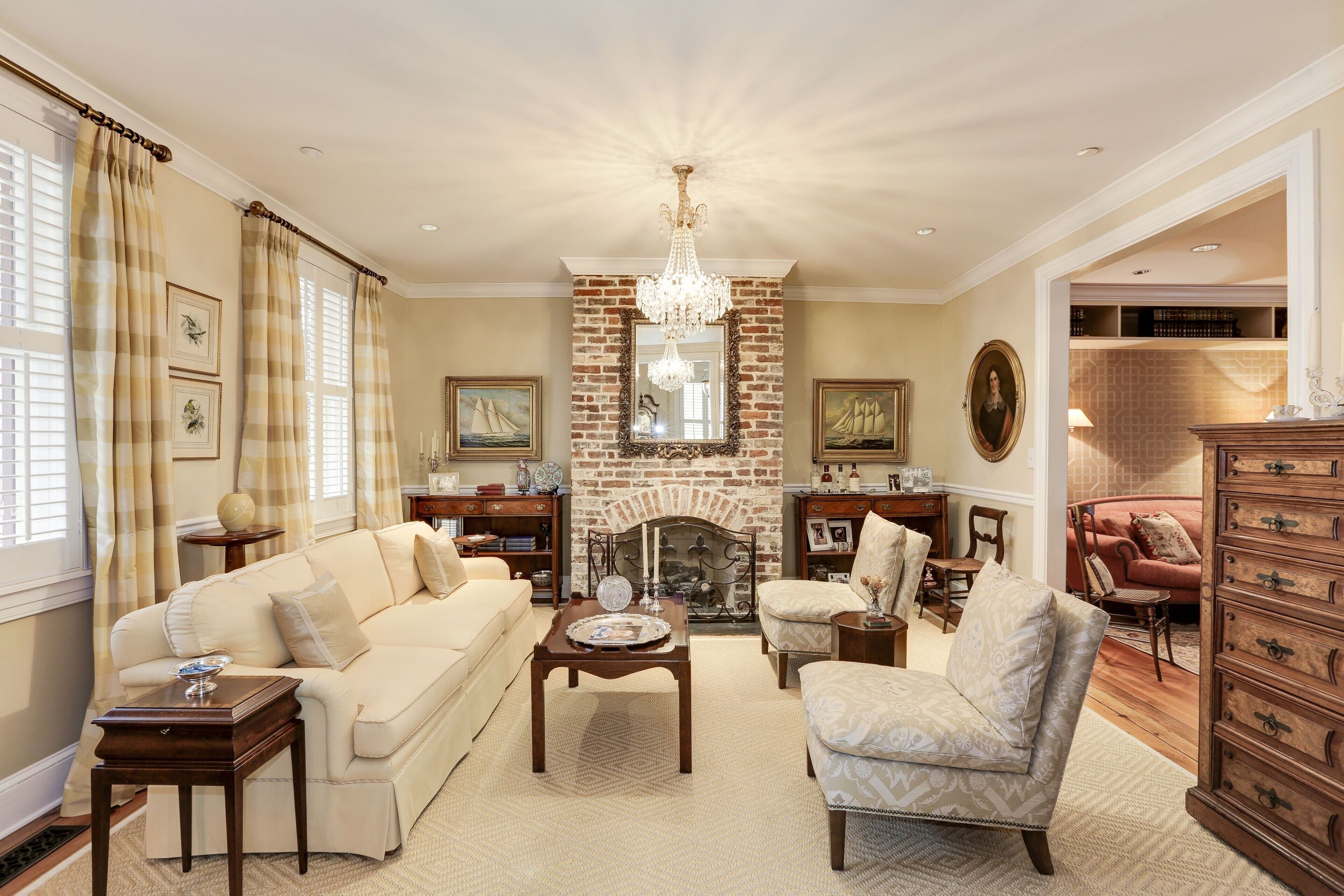 Luxurious home with parking in historic downtown Annapolis!