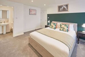2 bedrooms, free WiFi, bed sheets - Host & Stay | Beach View (Whitby)
