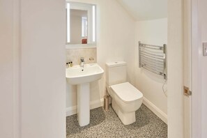 Baignoire, sèche-cheveux, serviettes fournies