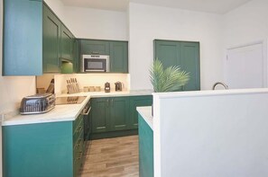 Kjøleskap, mikrobølgeovn, ovn og kokeplater