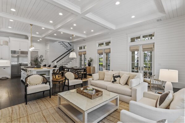 Televisión de pantalla plana y chimenea 