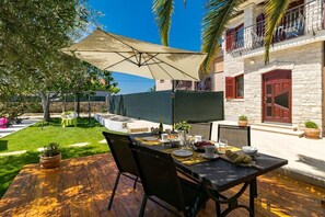 Outdoor dining - Only six kilometers east of Fažana, is a typical Istrian stone house (Galizana)