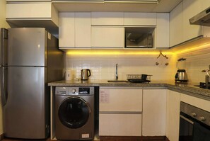 Réfrigérateur, micro-ondes, four, plaque de cuisson