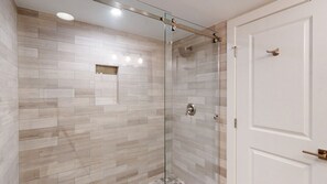 Combined shower/bathtub, hair dryer, towels - 104 Barrington Arms 3 Bedroom 3 Bath (Hilton Head)