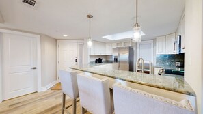 雪櫃、微波爐、焗爐、爐具