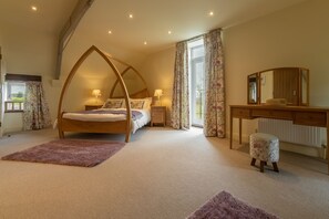 5 bedrooms, iron/ironing board, Internet, bed sheets