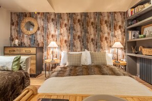 6 عدّة غرف نوم ومكواة/لوح كي وخدمة الإنترنت وملاءات أسرّة