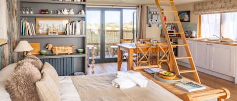 6 bedrooms, iron/ironing board, internet, bed sheets