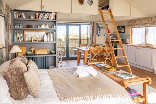 6 bedrooms, iron/ironing board, internet, bed sheets