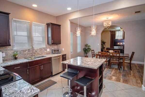 冷蔵庫、電子レンジ、オーブン、コンロ