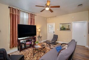 Flachbildfernseher, Kamin, Netflix, Streaming-Dienste