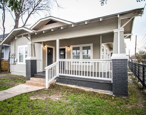 Exterior detail - Renovated 2BR Near Downtown SA (San Antonio)