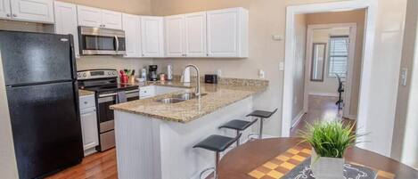 Frigorífico, microondas, horno y placa de cocina