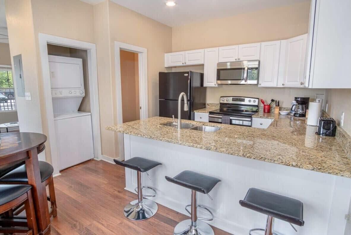 冷蔵庫、電子レンジ、オーブン、コンロ