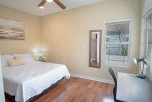 2 bedrooms, iron/ironing board, WiFi, bed sheets - Renovated 2BR Near Downtown SA (San Antonio)