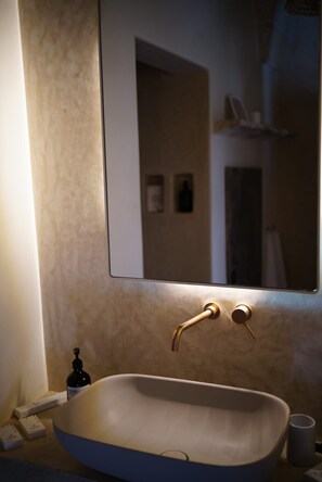 Sèche-cheveux, serviettes fournies, savon, papier toilette