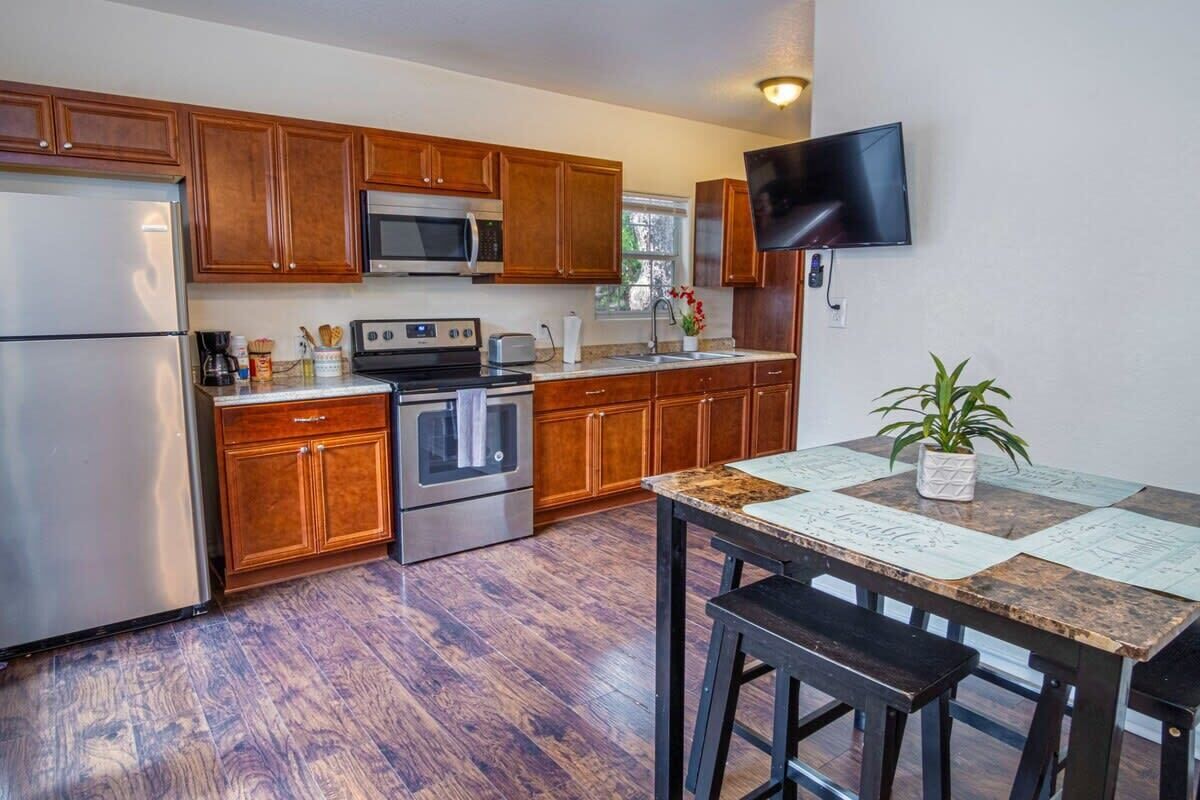 Jääkaappi, mikroaaltouuni, uuni, liesi