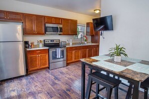 Kylskåp, mikrovågsugn, ugn och spishäll