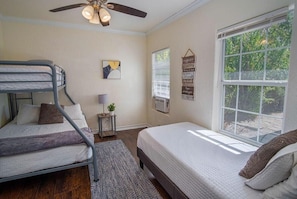 2 bedrooms, iron/ironing board, WiFi, bed sheets - Cozy Remodeled 2BR/2BA Near Downtown Sleeps 8 (San Antonio)