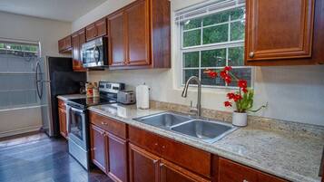 Refrigerador, microondas, horno y parrilla de estufa