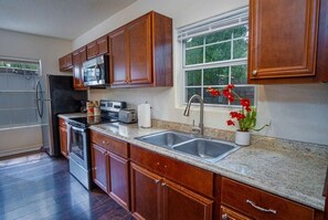 Frigorífico, microondas, horno y placa de cocina