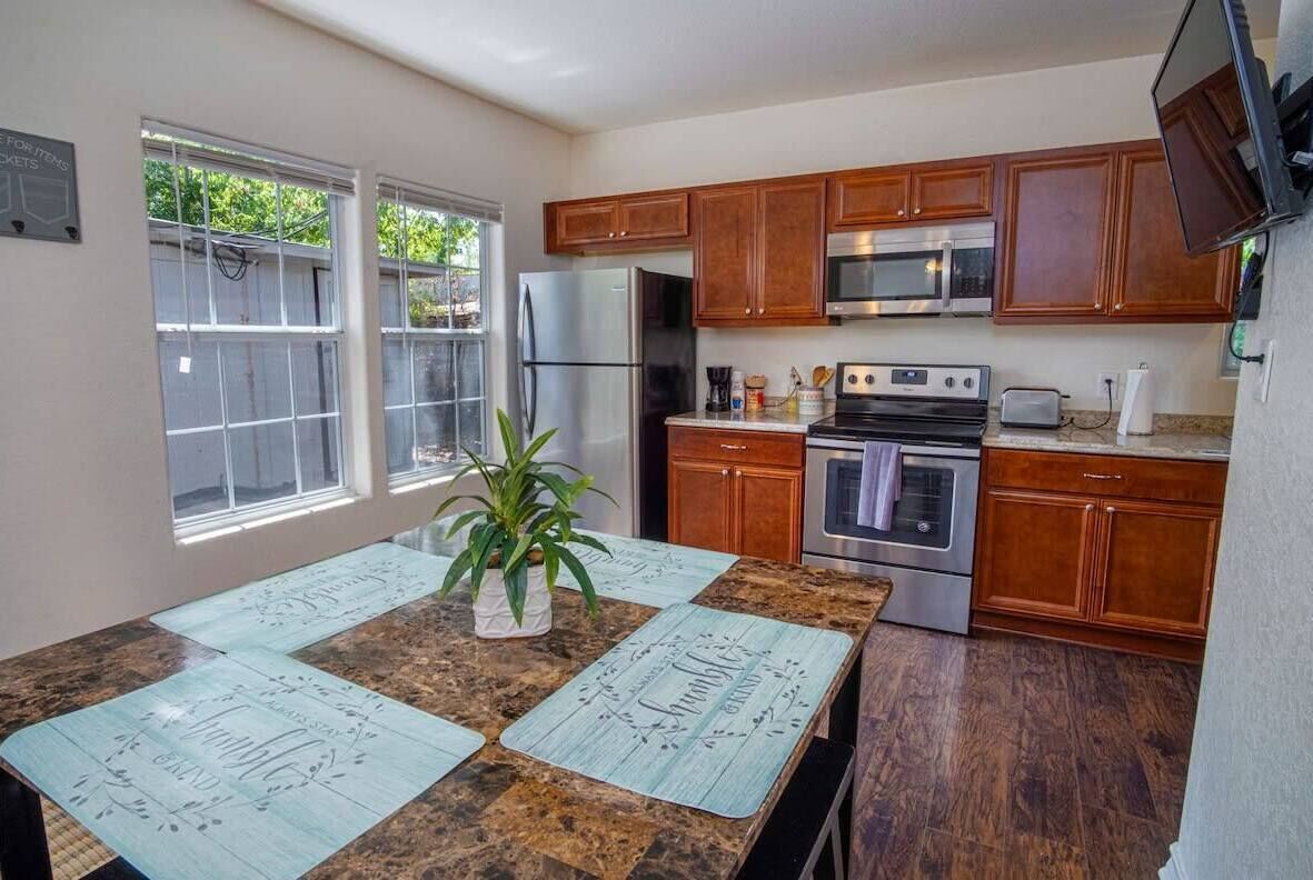 Een koelkast, een magnetron, een oven, een kookplaat